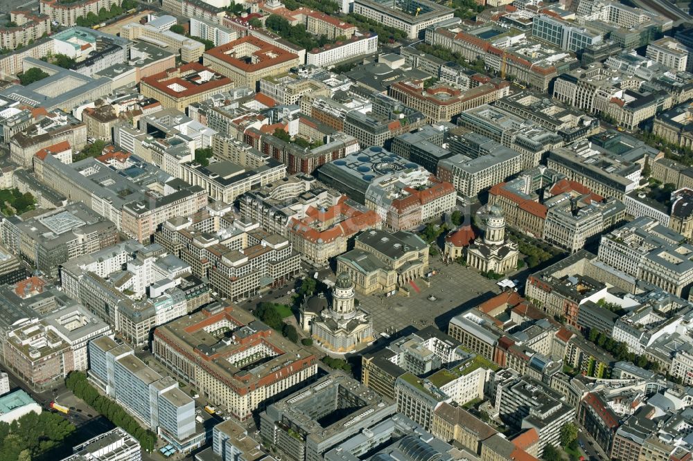 Luftbild Berlin - Gendarmenmarkt mit dem Gebäude- Ensemble Deutscher und Französischer Dom, Schauspielhaus in Berlin Mitte