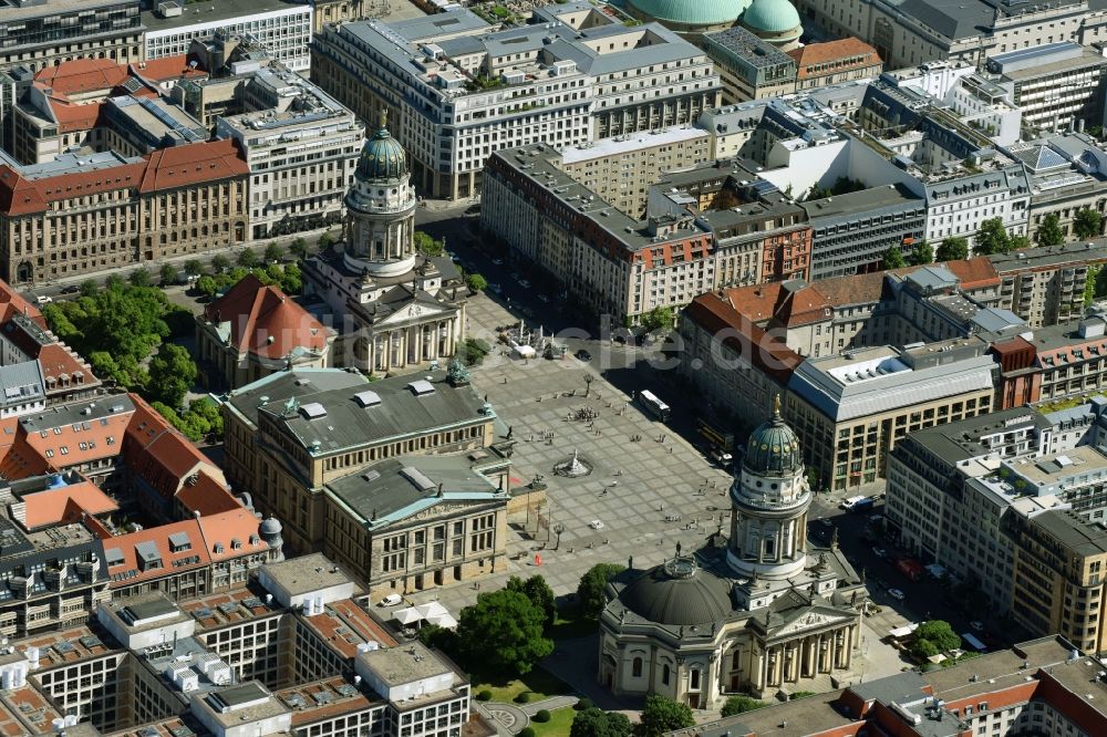 Berlin von oben - Gendarmenmarkt mit dem Gebäude- Ensemble Deutscher und Französischer Dom, Schauspielhaus in Berlin Mitte