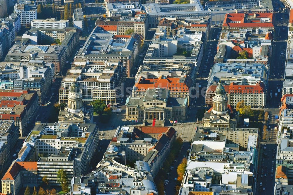 Berlin aus der Vogelperspektive: Gendarmenmarkt mit dem Gebäude- Ensemble Deutscher und Französischer Dom, Schauspielhaus in Berlin Mitte