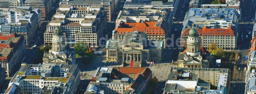 Luftbild Berlin - Gendarmenmarkt mit dem Gebäude- Ensemble Deutscher und Französischer Dom, Schauspielhaus in Berlin Mitte