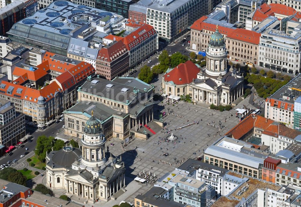 Berlin von oben - Gendarmenmarkt mit dem Gebäude- Ensemble Deutscher und Französischer Dom, Schauspielhaus in Berlin Mitte