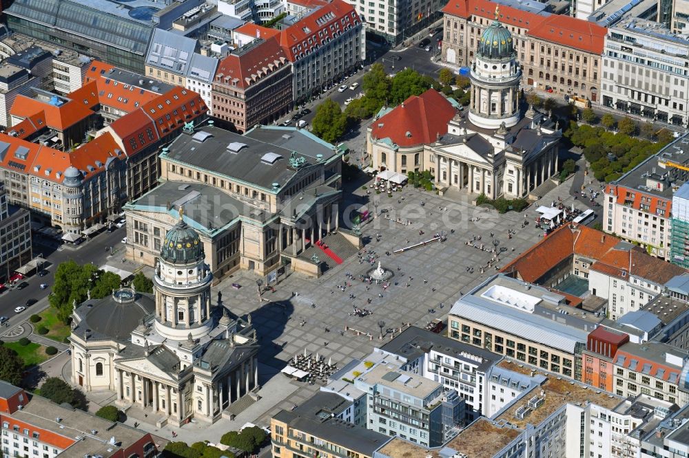 Berlin aus der Vogelperspektive: Gendarmenmarkt mit dem Gebäude- Ensemble Deutscher und Französischer Dom, Schauspielhaus in Berlin Mitte