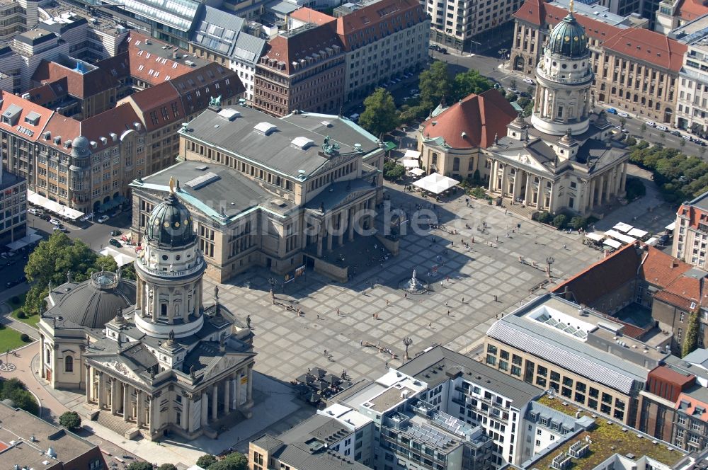 Luftbild Berlin - Gendarmenmarkt mit dem Gebäude- Ensemble Deutscher und Französischer Dom, Schauspielhaus im Ortsteil Mitte in Berlin, Deutschland