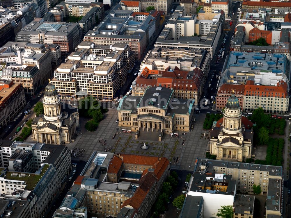 Luftaufnahme Berlin - Gendarmenmarkt mit dem Gebäudeensemble Deutscher und Französischer Dom, Schauspielhaus in Berlin Mitte