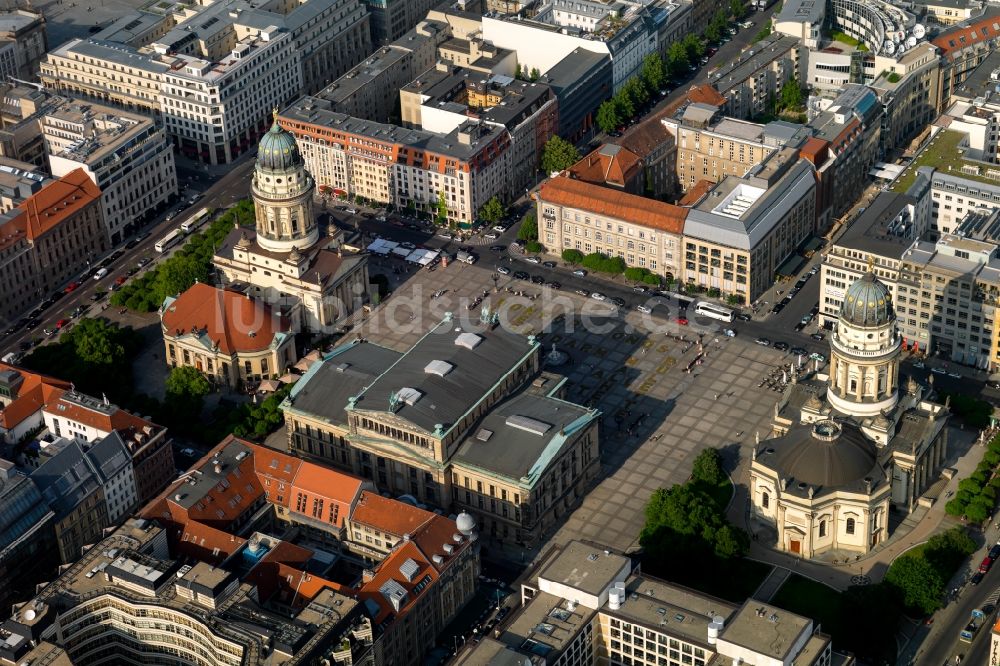 Berlin von oben - Gendarmenmarkt mit dem Gebäudeensemble Deutscher und Französischer Dom, Schauspielhaus in Berlin Mitte