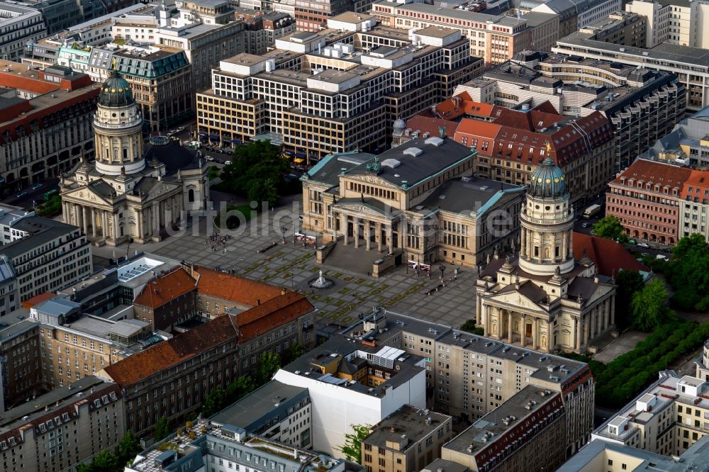 Berlin aus der Vogelperspektive: Gendarmenmarkt mit dem Gebäudeensemble Deutscher und Französischer Dom, Schauspielhaus in Berlin Mitte