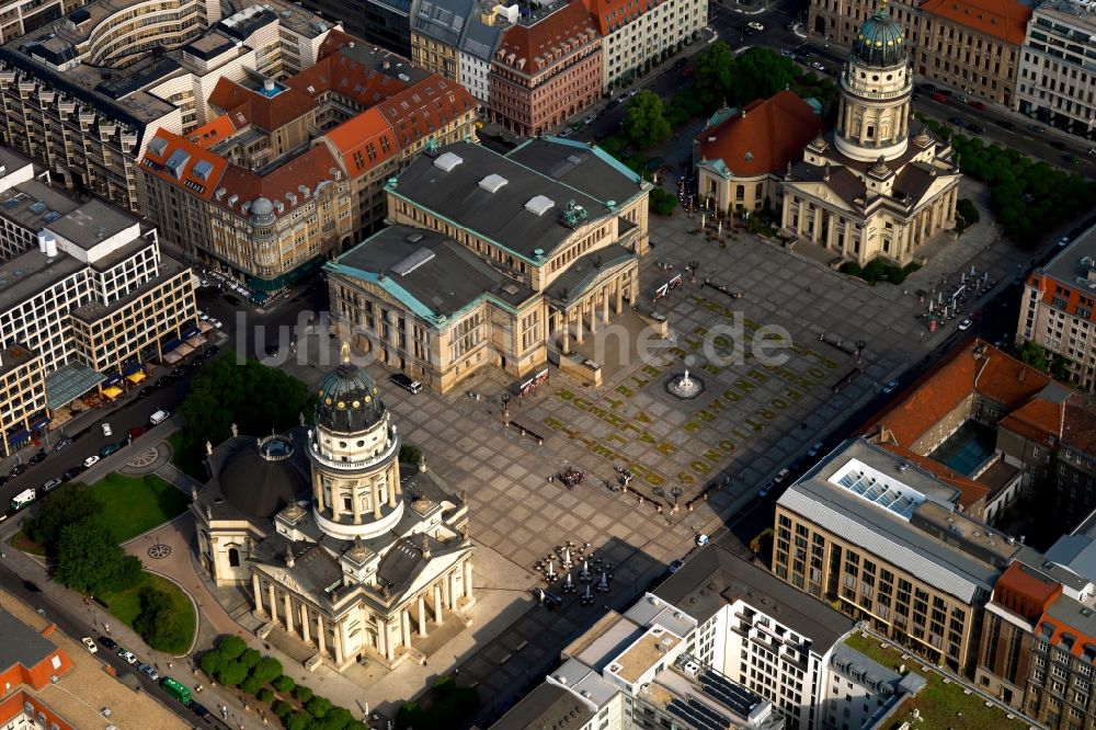 Luftbild Berlin - Gendarmenmarkt mit dem Gebäudeensemble Deutscher und Französischer Dom, Schauspielhaus in Berlin Mitte