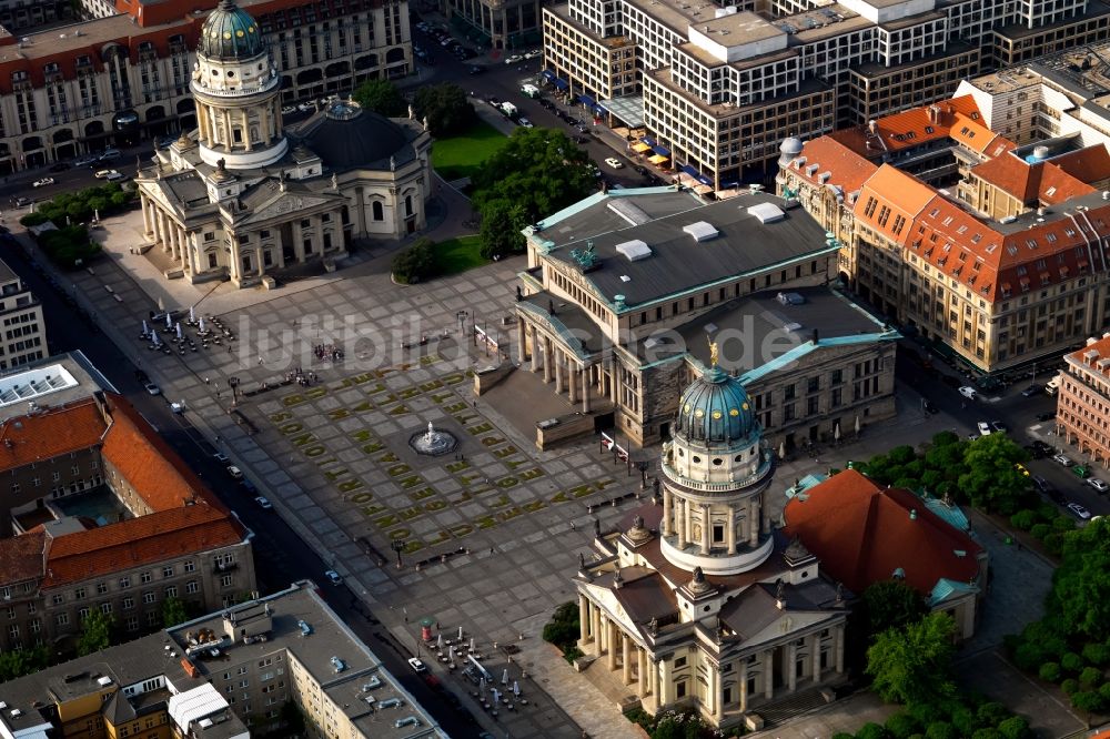 Luftaufnahme Berlin - Gendarmenmarkt mit dem Gebäudeensemble Deutscher und Französischer Dom, Schauspielhaus in Berlin Mitte