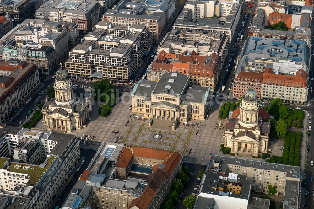 Berlin von oben - Gendarmenmarkt mit dem Gebäudeensemble Deutscher und Französischer Dom, Schauspielhaus in Berlin Mitte