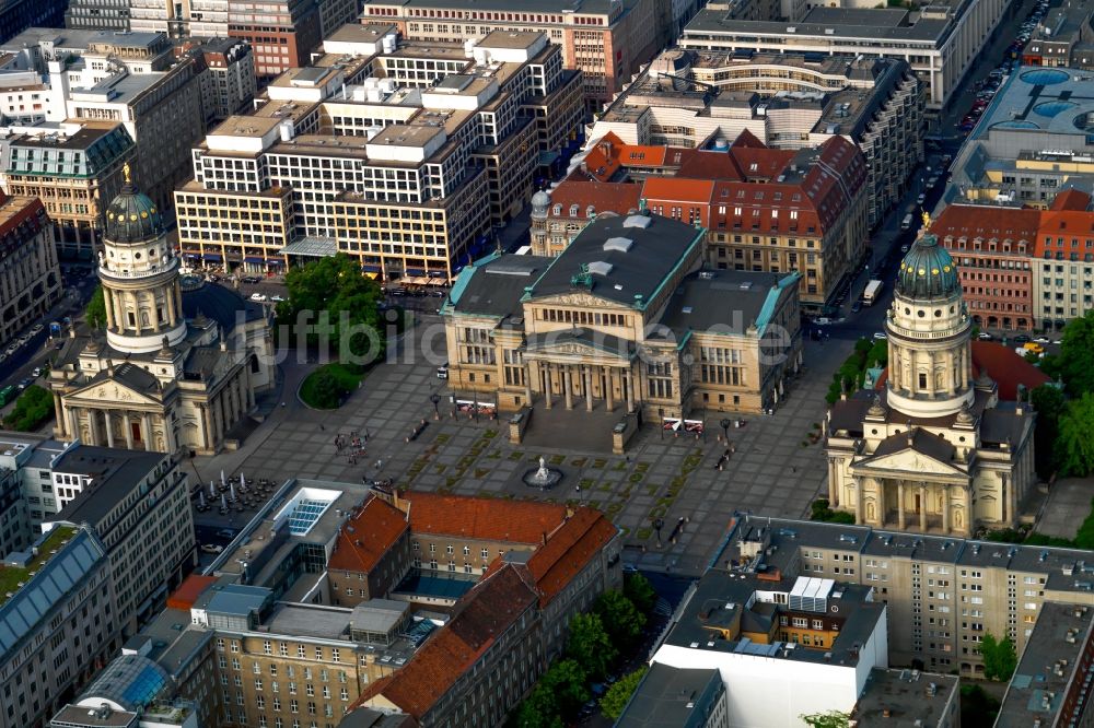 Luftaufnahme Berlin - Gendarmenmarkt mit dem Gebäudeensemble Deutscher und Französischer Dom, Schauspielhaus in Berlin Mitte