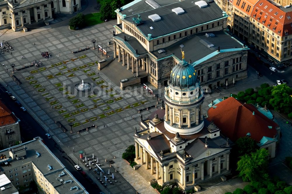 Luftbild Berlin - Gendarmenmarkt mit dem Gebäudeensemble Deutscher und Französischer Dom, Schauspielhaus in Berlin Mitte