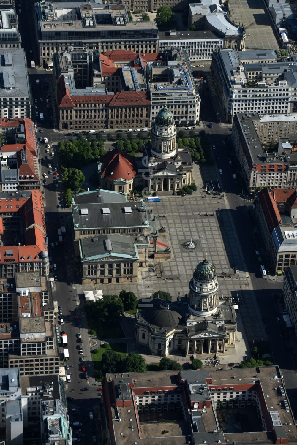 Luftaufnahme Berlin - Gendarmenmarkt mit dem Gebäudeensemble Deutscher und Französischer Dom, Schauspielhaus in Berlin Mitte