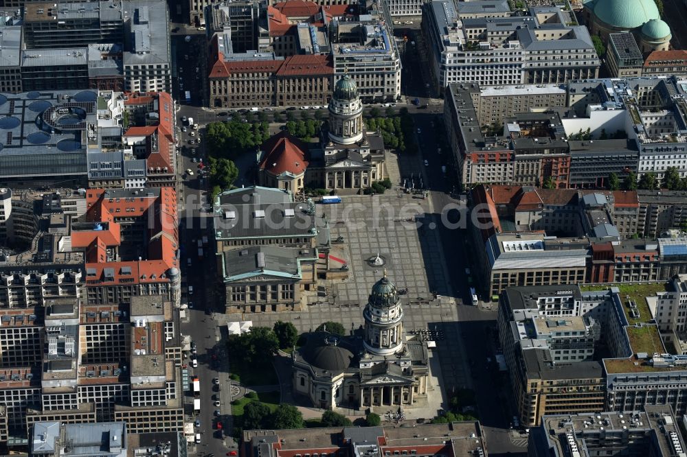 Berlin aus der Vogelperspektive: Gendarmenmarkt mit dem Gebäudeensemble Deutscher und Französischer Dom, Schauspielhaus in Berlin Mitte