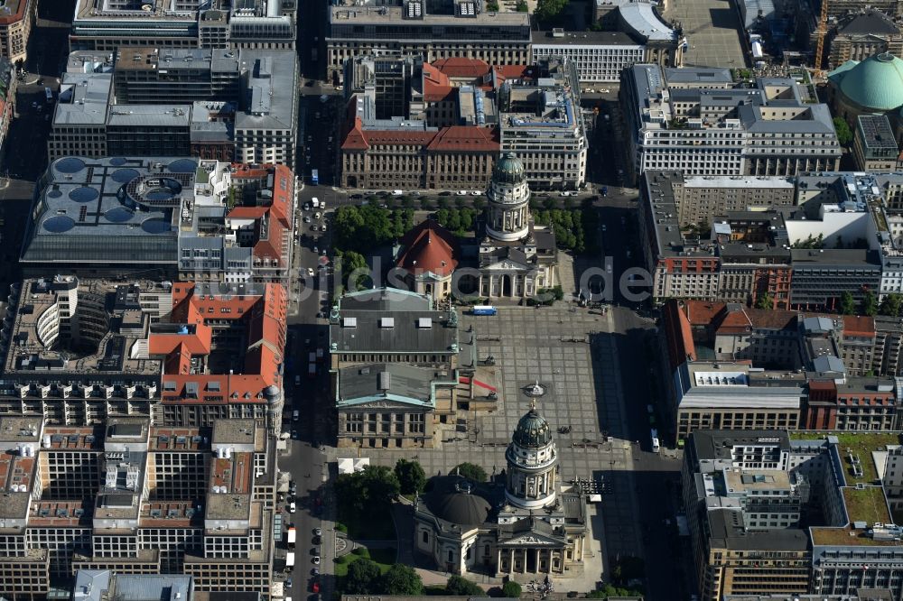 Luftbild Berlin - Gendarmenmarkt mit dem Gebäudeensemble Deutscher und Französischer Dom, Schauspielhaus in Berlin Mitte