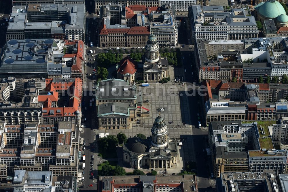 Luftaufnahme Berlin - Gendarmenmarkt mit dem Gebäudeensemble Deutscher und Französischer Dom, Schauspielhaus in Berlin Mitte