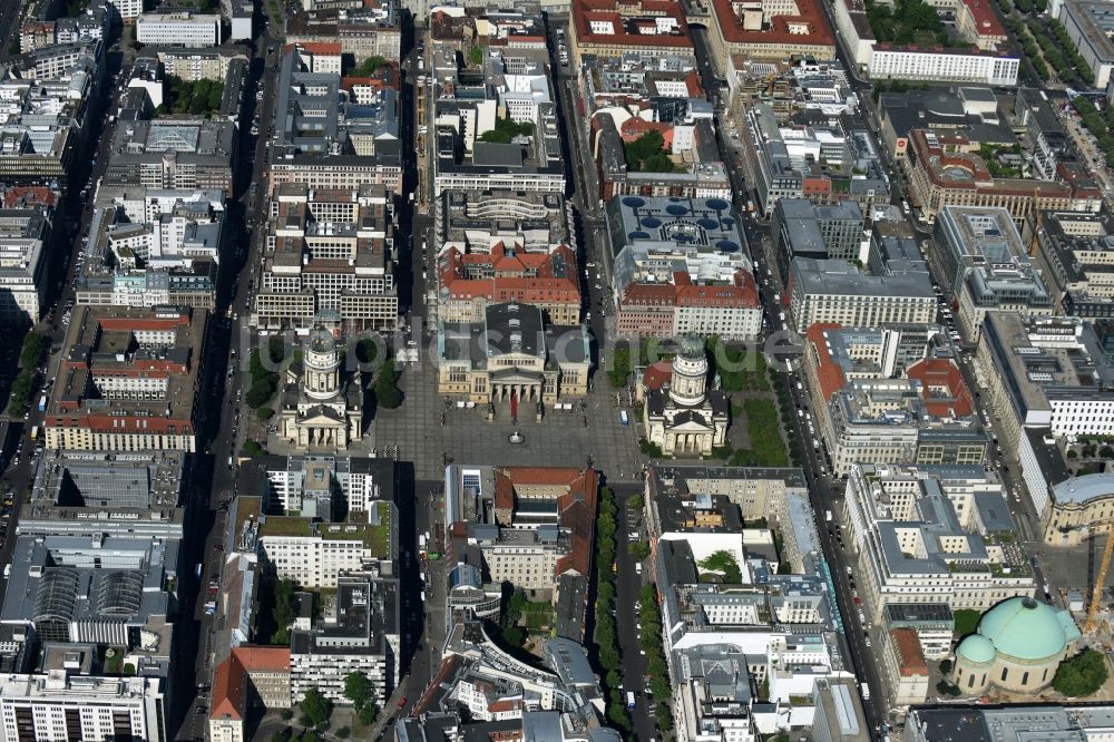 Berlin aus der Vogelperspektive: Gendarmenmarkt mit dem Gebäudeensemble Deutscher und Französischer Dom, Schauspielhaus in Berlin Mitte