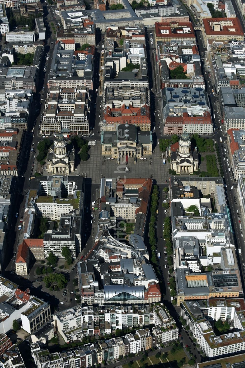 Luftbild Berlin - Gendarmenmarkt mit dem Gebäudeensemble Deutscher und Französischer Dom, Schauspielhaus in Berlin Mitte