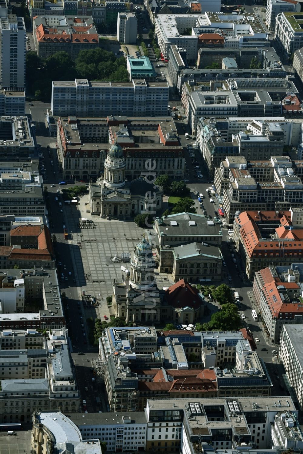 Luftaufnahme Berlin - Gendarmenmarkt mit dem Gebäudeensemble Deutscher und Französischer Dom, Schauspielhaus in Berlin Mitte