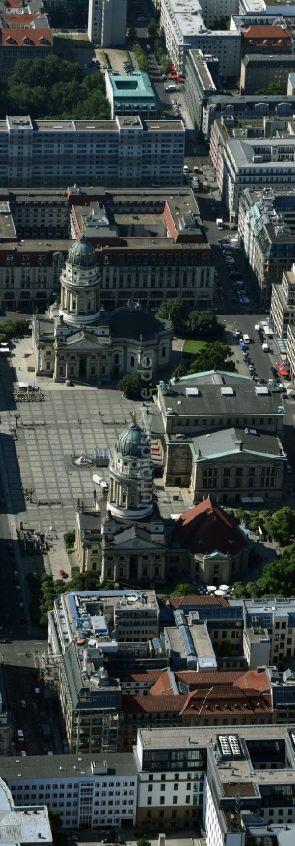 Berlin von oben - Gendarmenmarkt mit dem Gebäudeensemble Deutscher und Französischer Dom, Schauspielhaus in Berlin Mitte