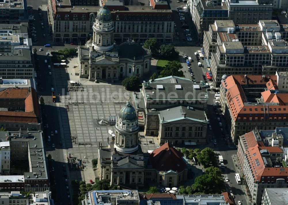 Berlin aus der Vogelperspektive: Gendarmenmarkt mit dem Gebäudeensemble Deutscher und Französischer Dom, Schauspielhaus in Berlin Mitte