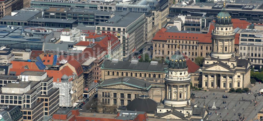 Berlin aus der Vogelperspektive: Gendarmenmarkt mit dem Schauspielhaus und dem Deutschen und Französischen Dom in Berlin-Mitte