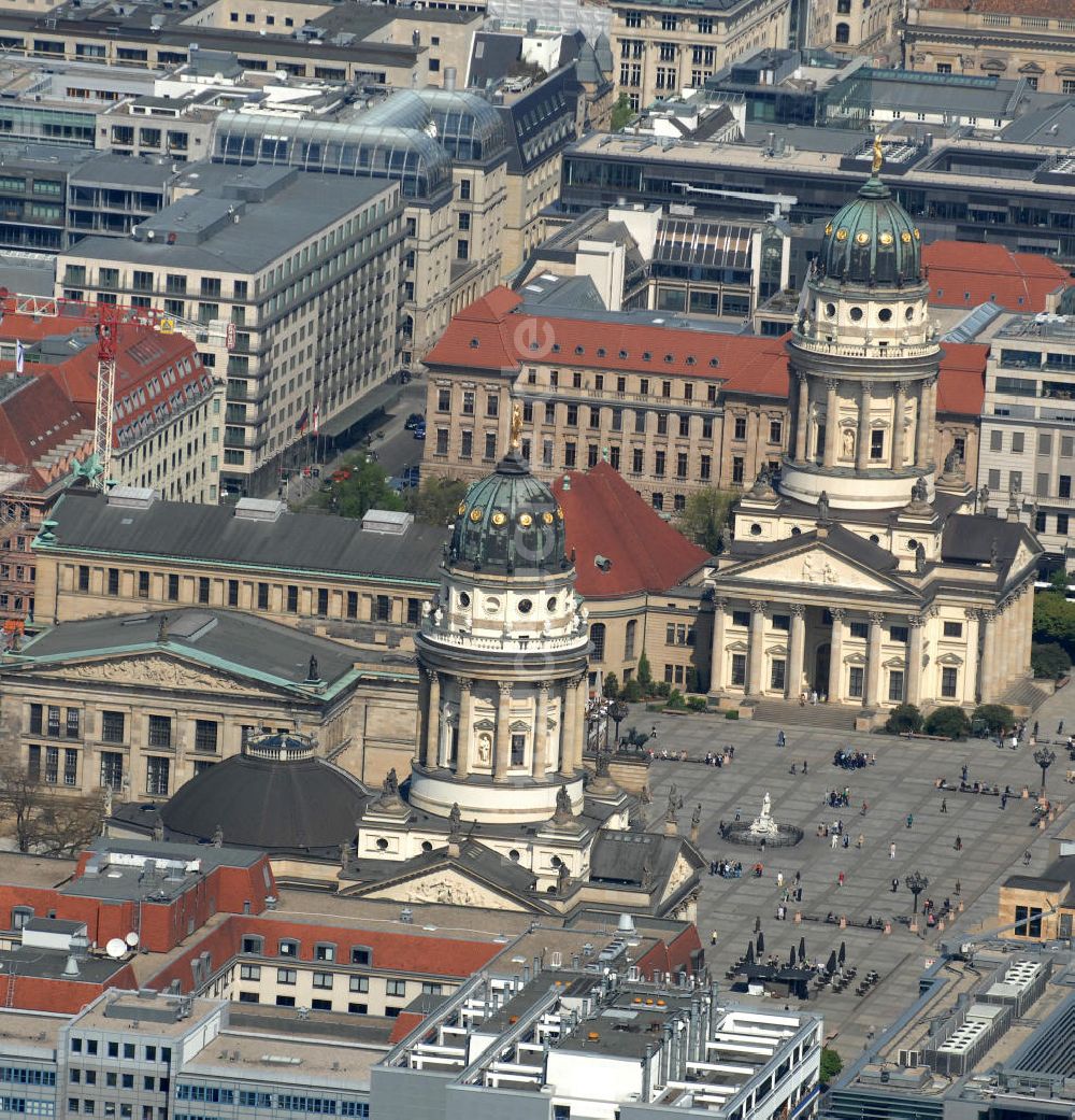 Luftbild Berlin - Gendarmenmarkt mit dem Schauspielhaus und dem Deutschen und Französischen Dom in Berlin-Mitte