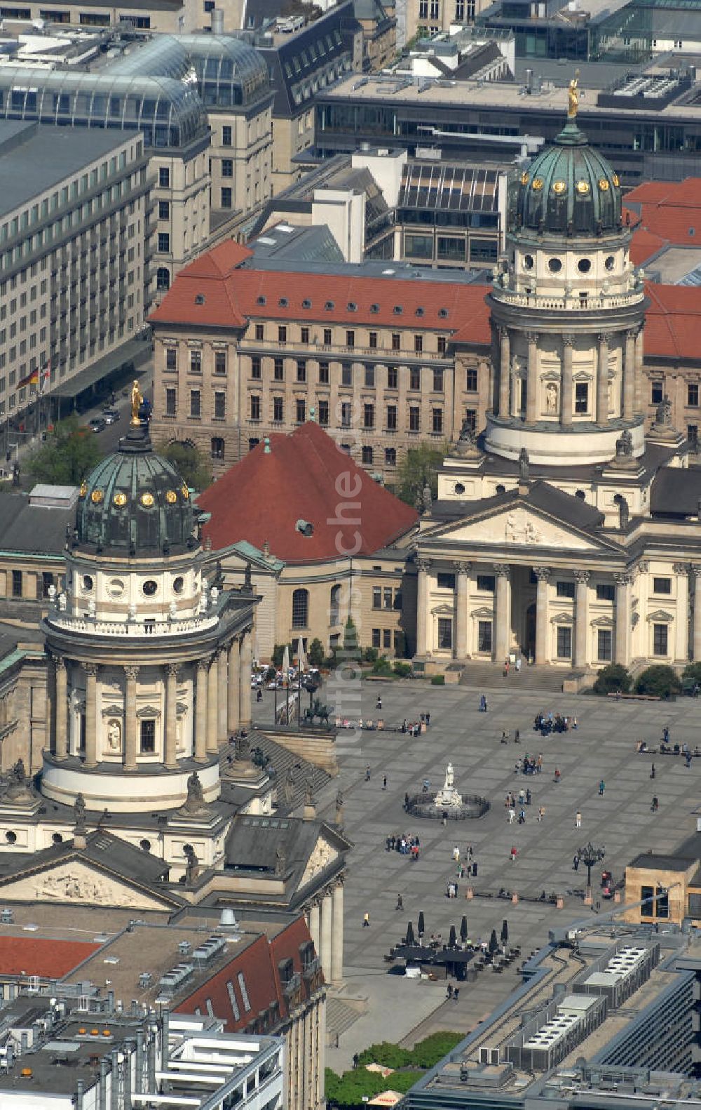 Luftaufnahme Berlin - Gendarmenmarkt mit dem Schauspielhaus und dem Deutschen und Französischen Dom in Berlin-Mitte