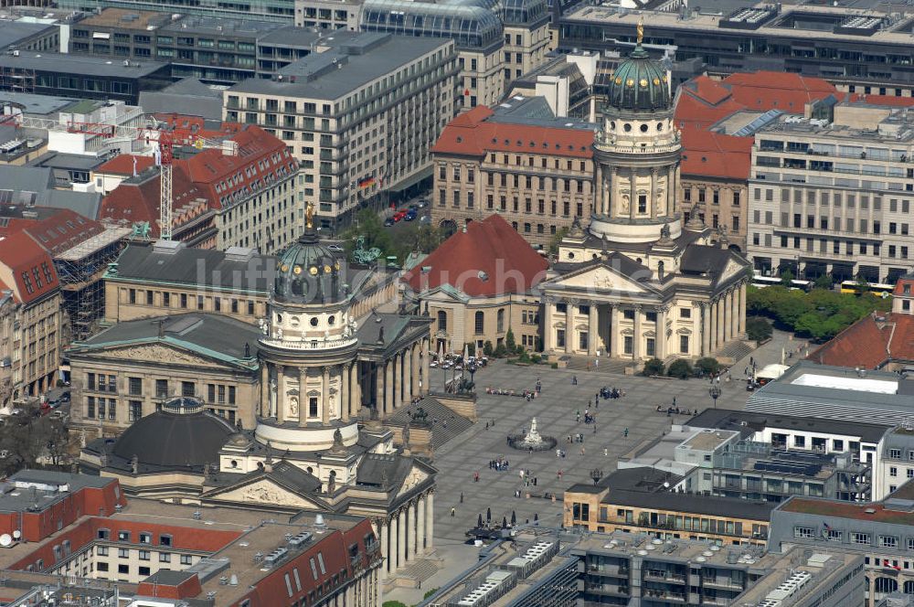 Berlin von oben - Gendarmenmarkt mit dem Schauspielhaus und dem Deutschen und Französischen Dom in Berlin-Mitte