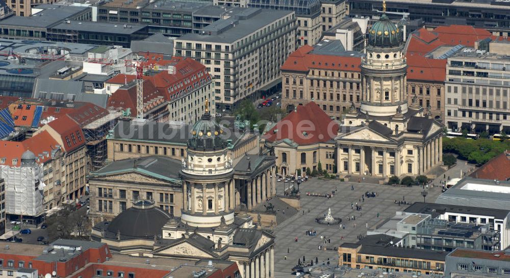 Berlin aus der Vogelperspektive: Gendarmenmarkt mit dem Schauspielhaus und dem Deutschen und Französischen Dom in Berlin-Mitte