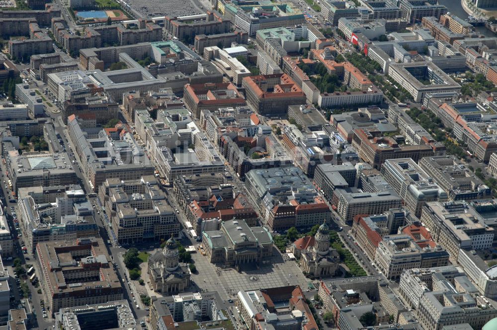 Luftaufnahme Berlin - Gendarmenmarkt mit dem Schauspielhaus, Deutschen und Französischen Dom und den Wohn- und Geschäftshäusern an der Friedrichstrasse