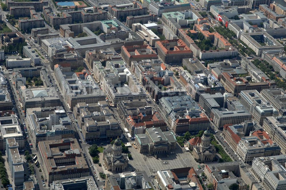 Berlin von oben - Gendarmenmarkt mit dem Schauspielhaus, Deutschen und Französischen Dom und den Wohn- und Geschäftshäusern an der Friedrichstrasse