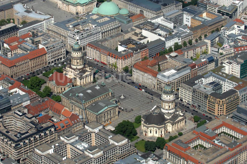 Berlin aus der Vogelperspektive: Gendarmenmarkt mit dem Schauspielhaus, Deutschen und Französischen Dom und den Wohn- und Geschäftshäusern an der Friedrichstrasse