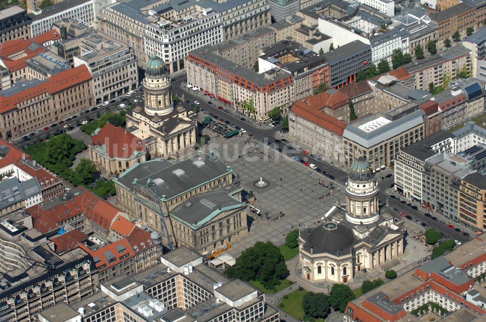 Luftbild Berlin - Gendarmenmarkt mit dem Schauspielhaus, Deutschen und Französischen Dom und den Wohn- und Geschäftshäusern an der Friedrichstrasse