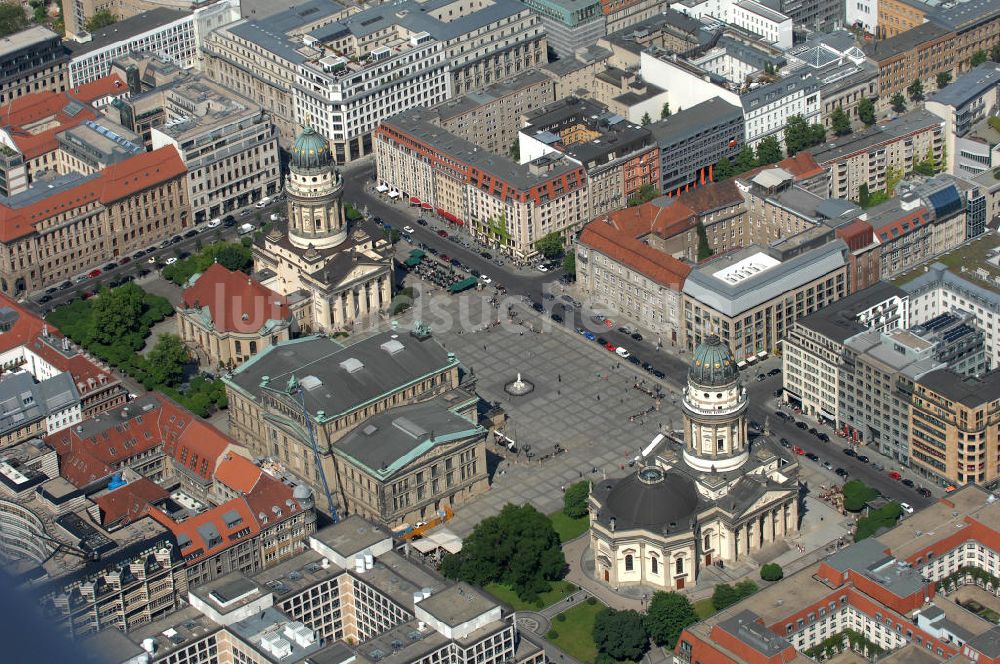 Luftaufnahme Berlin - Gendarmenmarkt mit dem Schauspielhaus, Deutschen und Französischen Dom und den Wohn- und Geschäftshäusern an der Friedrichstrasse