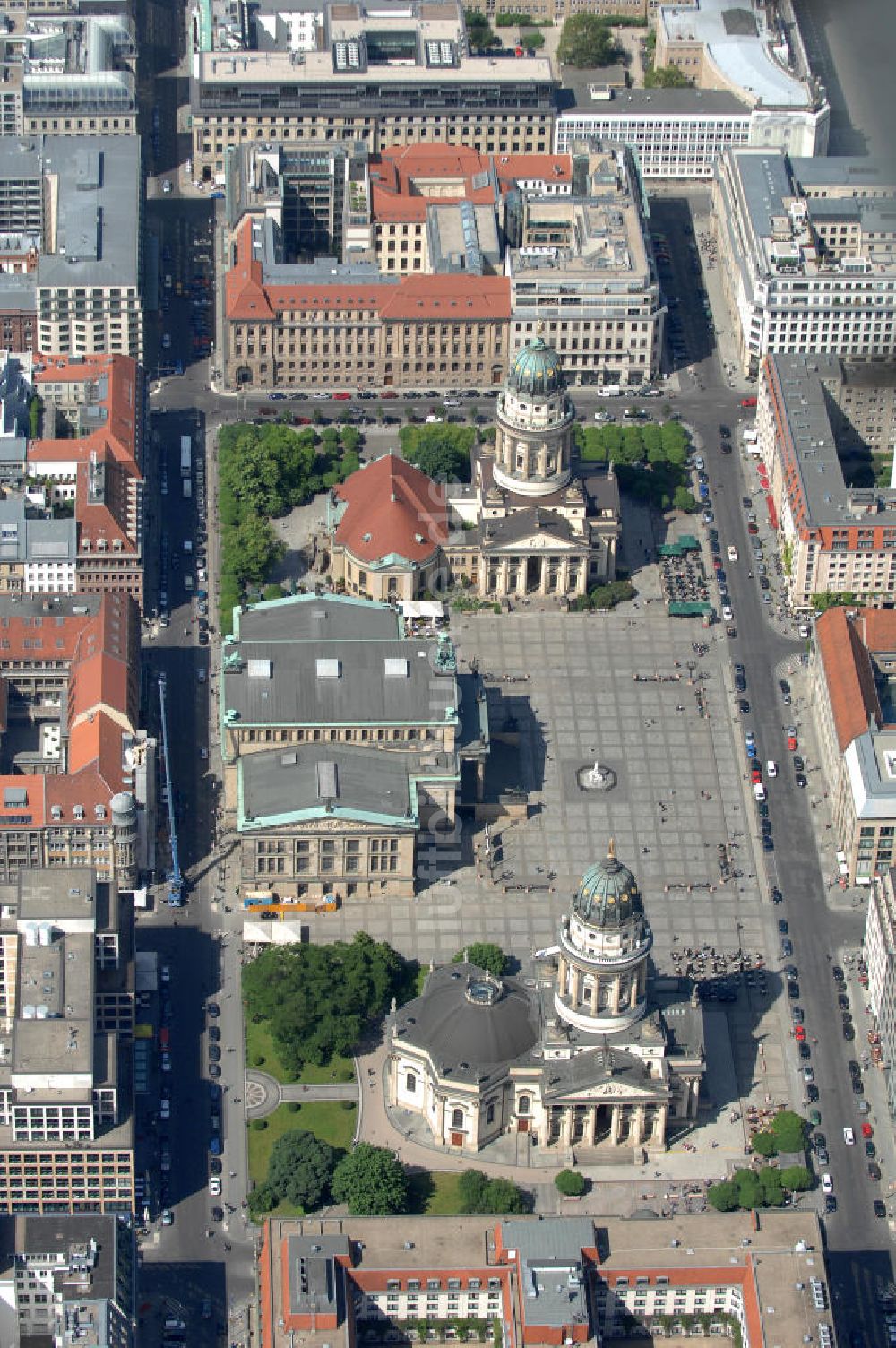 Berlin von oben - Gendarmenmarkt mit dem Schauspielhaus, Deutschen und Französischen Dom und den Wohn- und Geschäftshäusern an der Friedrichstrasse