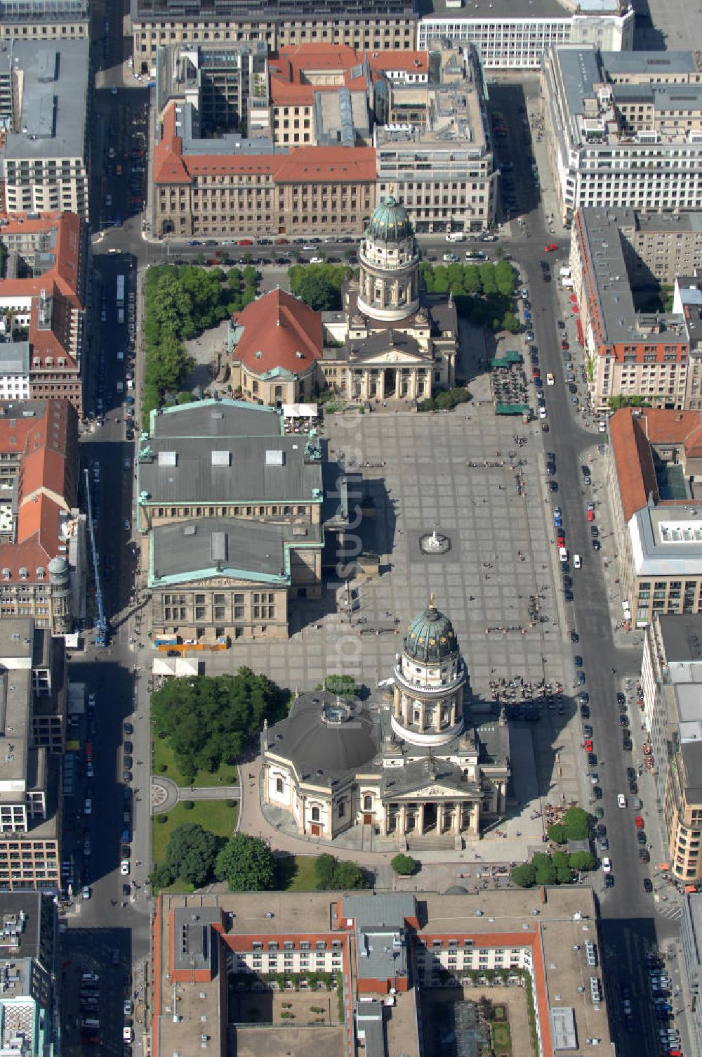 Berlin aus der Vogelperspektive: Gendarmenmarkt mit dem Schauspielhaus, Deutschen und Französischen Dom und den Wohn- und Geschäftshäusern an der Friedrichstrasse