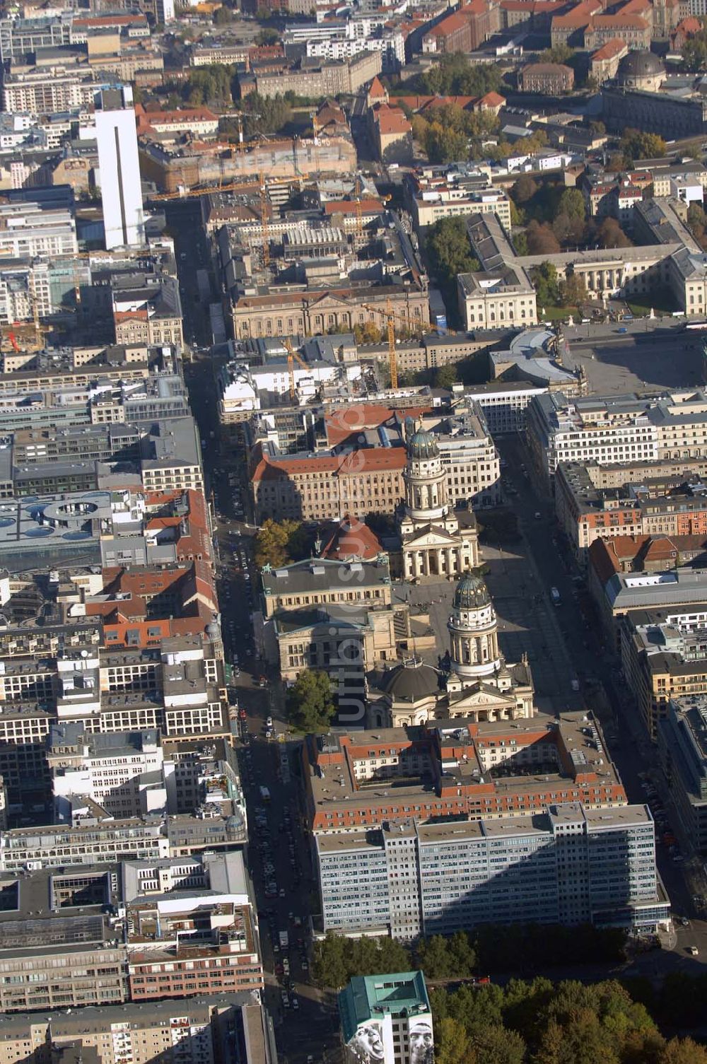 Luftbild Berlin - Gendarmenmarkt mit dem Schauspielhaus, dem Französichen Dom und dem Deutsche Dom