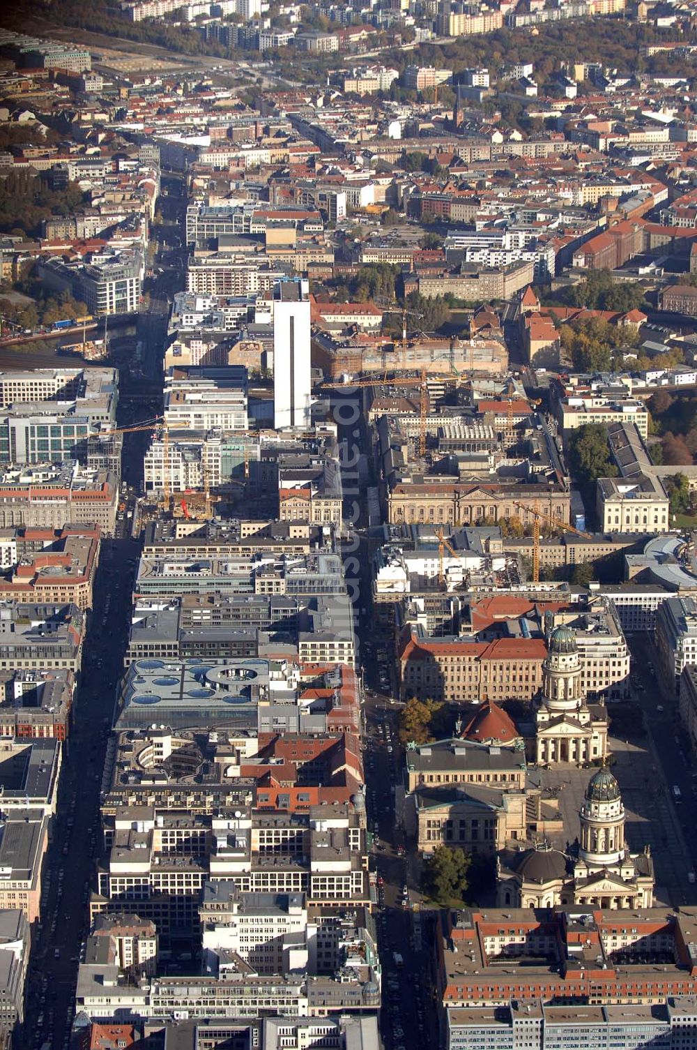 Luftaufnahme Berlin - Gendarmenmarkt mit dem Schauspielhaus, dem Französichen Dom, dem Deutschen Dom