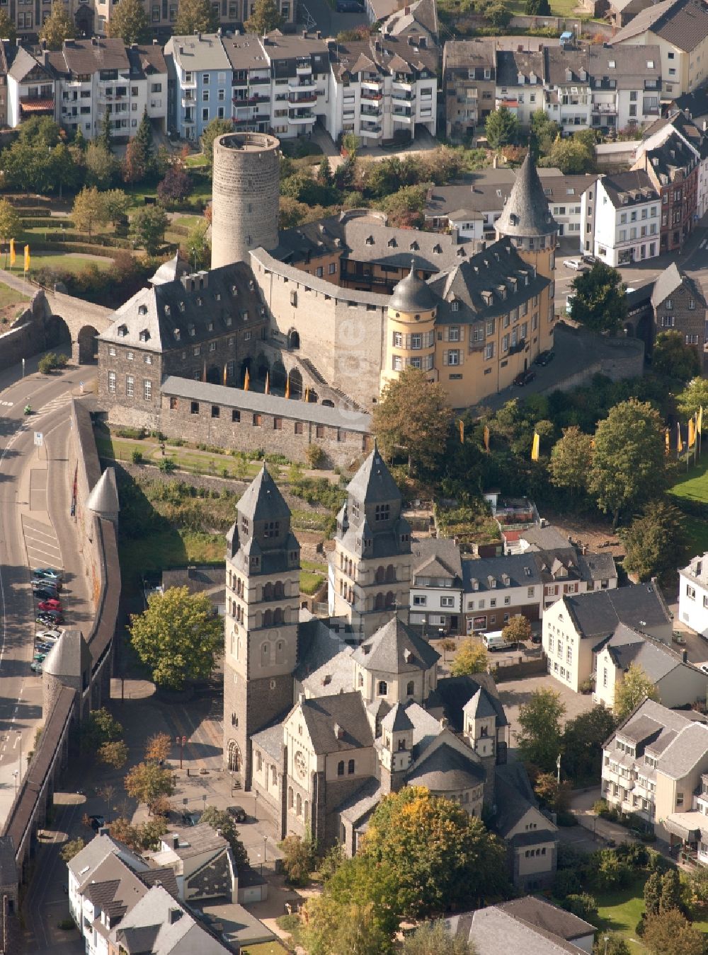 Luftaufnahme Mayen - Genovevaburg - Wahrzeichen der Stadt Mayen im Bundesland Rheinland-Pfalz