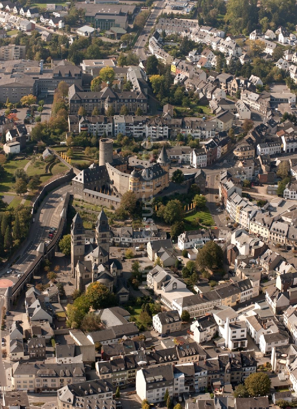 Mayen von oben - Genovevaburg - Wahrzeichen der Stadt Mayen im Bundesland Rheinland-Pfalz