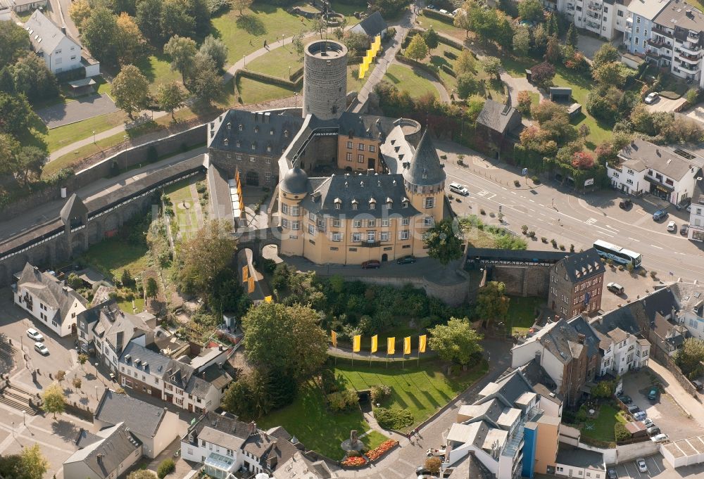 Mayen aus der Vogelperspektive: Genovevaburg - Wahrzeichen der Stadt Mayen im Bundesland Rheinland-Pfalz