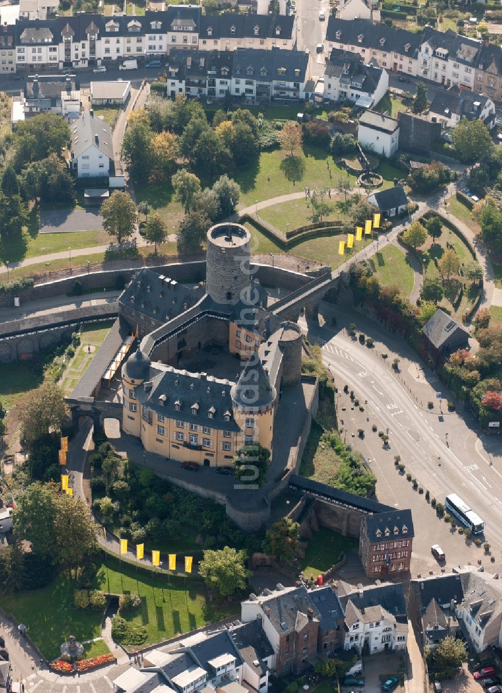 Luftaufnahme Mayen - Genovevaburg - Wahrzeichen der Stadt Mayen im Bundesland Rheinland-Pfalz