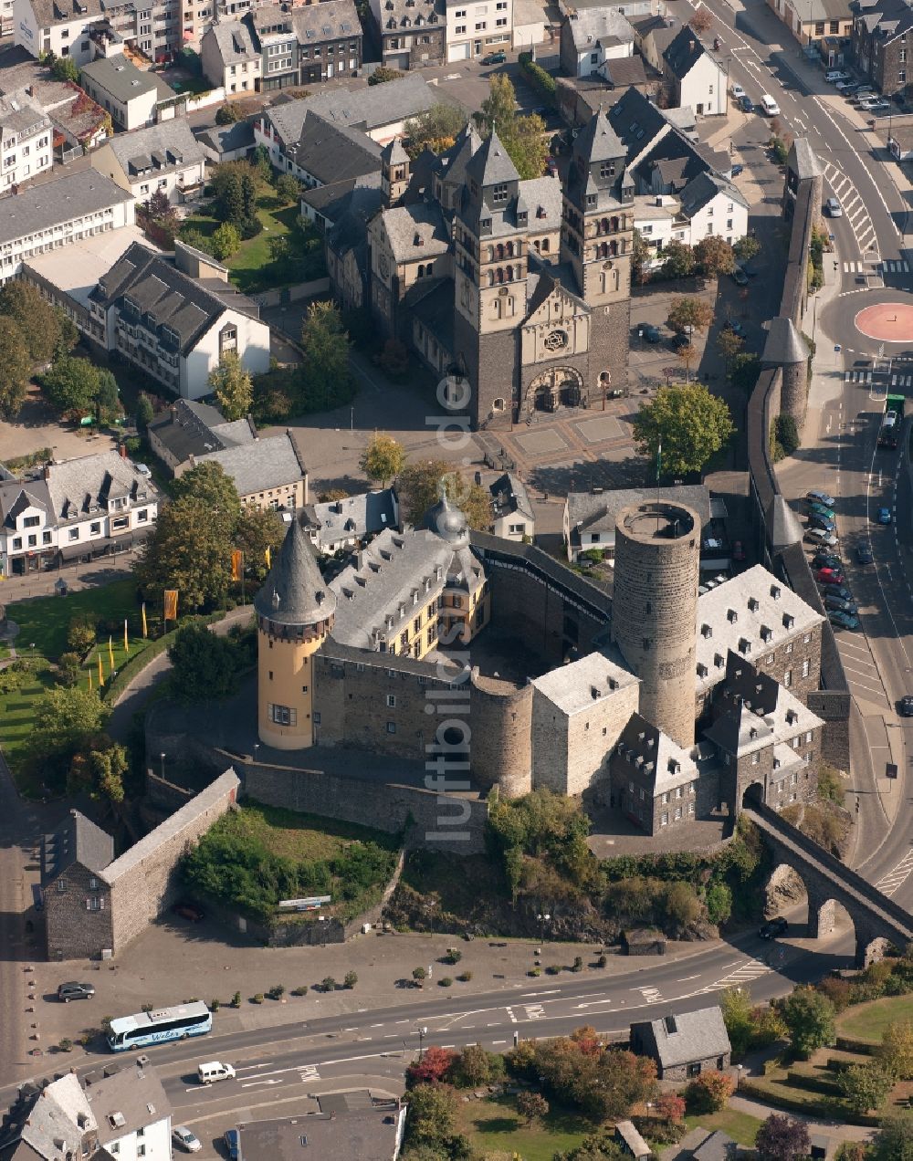 Mayen von oben - Genovevaburg - Wahrzeichen der Stadt Mayen im Bundesland Rheinland-Pfalz