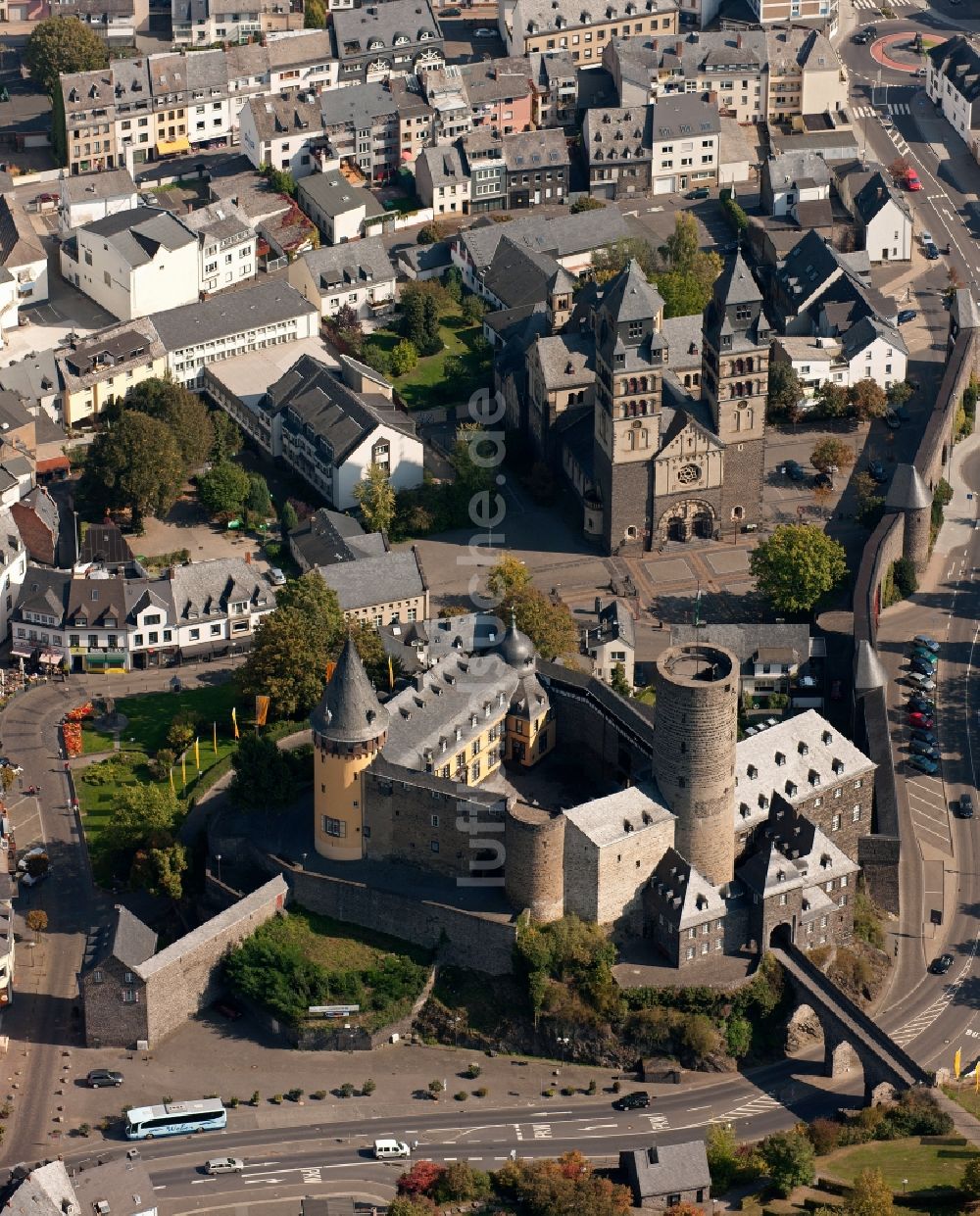 Mayen aus der Vogelperspektive: Genovevaburg - Wahrzeichen der Stadt Mayen im Bundesland Rheinland-Pfalz