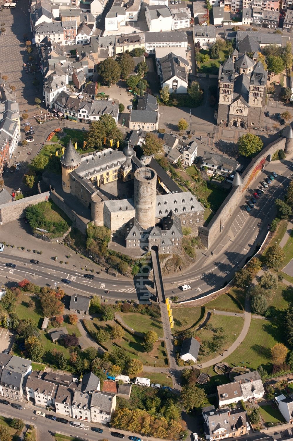 Luftbild Mayen - Genovevaburg - Wahrzeichen der Stadt Mayen im Bundesland Rheinland-Pfalz