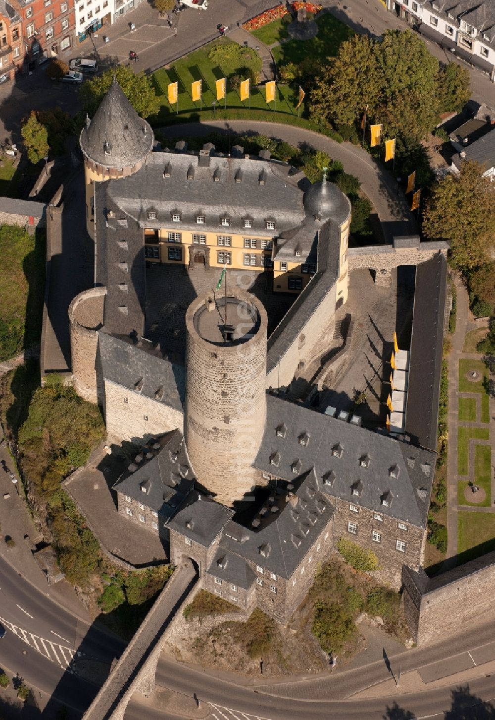 Mayen von oben - Genovevaburg - Wahrzeichen der Stadt Mayen im Bundesland Rheinland-Pfalz