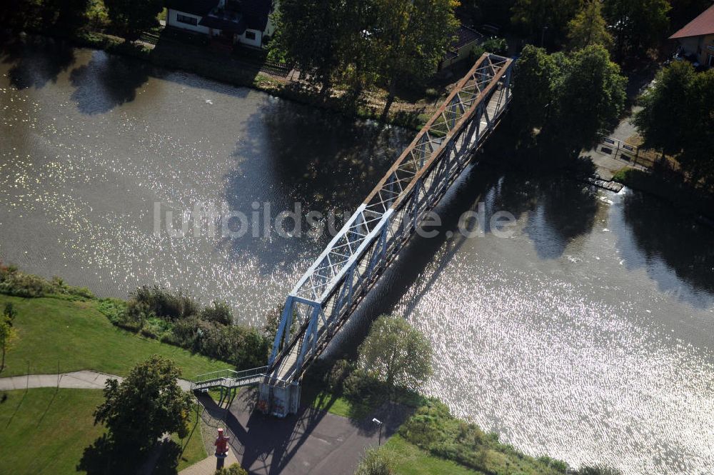 Genthin von oben - Genthiner Fußwegbrücke