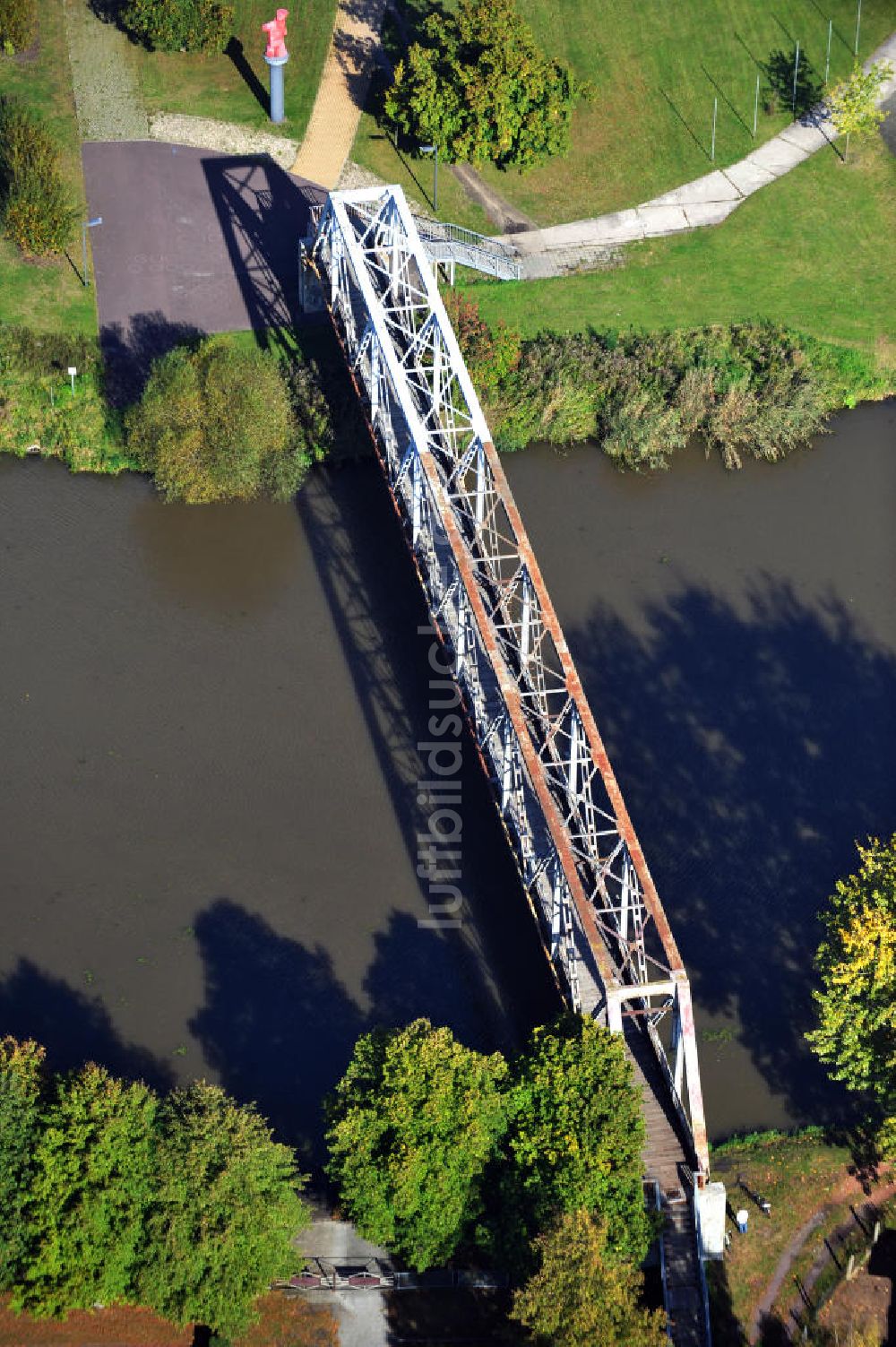 Genthin von oben - Genthiner Fußwegbrücke