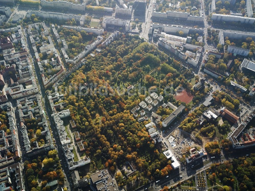 Luftaufnahme Berlin - Georgen-Parochial-Friedhöfe II und V im Ortsteil Friedrichshain in Berlin