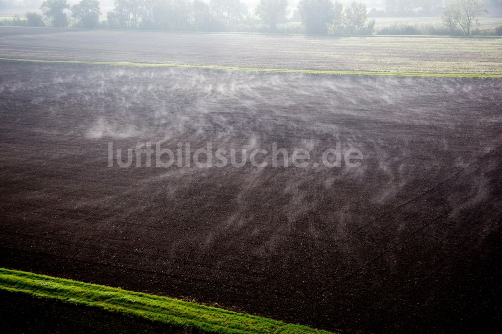 Biblis von oben - Gepflügter Acker im Bodennebel im Ortsteil Nordheim in Biblis im Bundesland Hessen